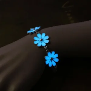 Luminous Glow-in-the-Dark Blue Daisy Flower Bracelet for Women – Exquisite Stainless Steel Single Layer Floral Charm Bangle Temperament Elegant Mystical Spiritual Bright Blue Glowing Jewelry Unique Halloween Fantasy Gift
